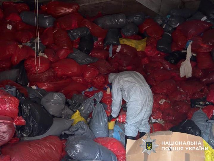 У Києві виявили місце незаконного зберігання небезпечних медичних відходів
