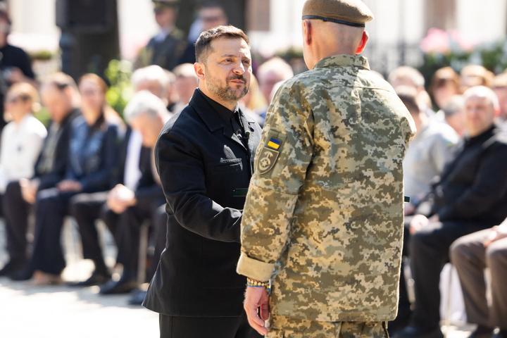 Президент України провів нагородження українців з нагоди Дня Конституції
