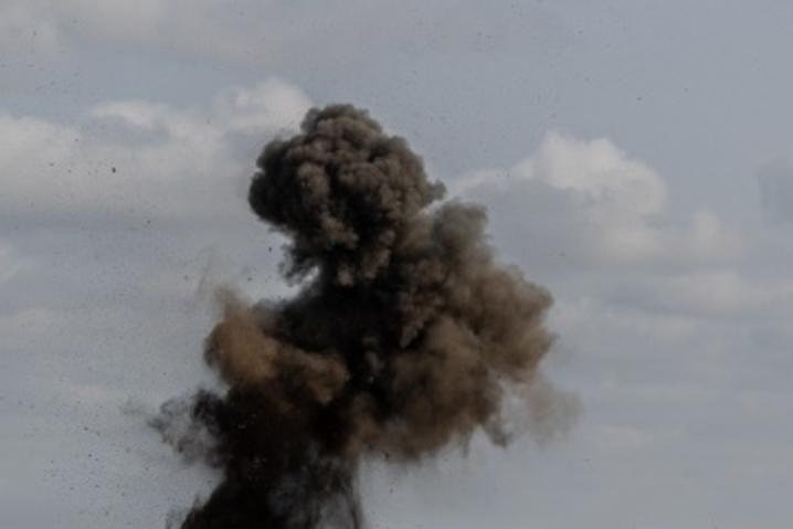 Заморозили постачання зброї на важливому напрямку: партизани підпалили підстанцію в РФ (відео)