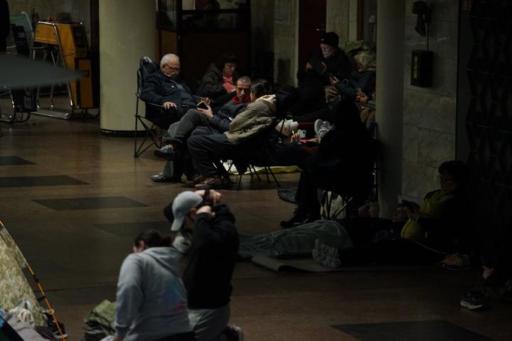 Переповнене метро під час тривоги