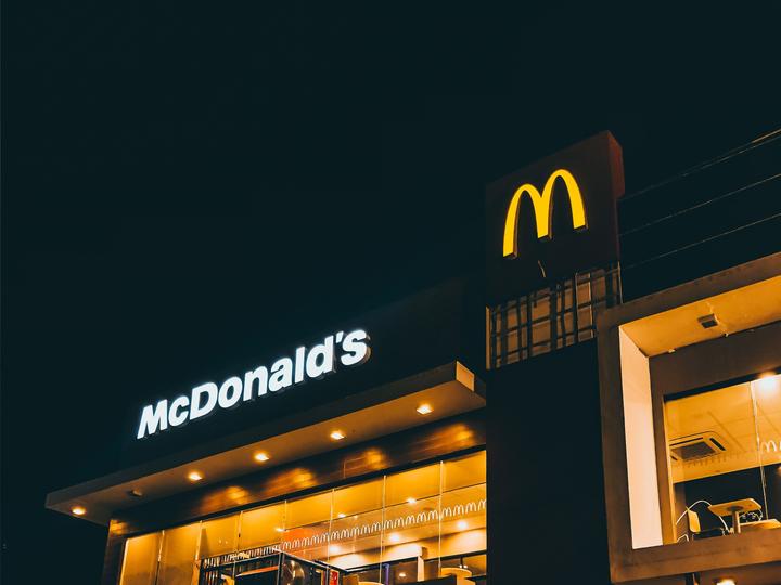Без фастфуду під час жовтого рівня: McDonald's поки не змінює правила роботи під час тривог