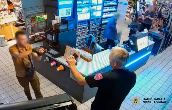 У Києві чоловік відкрив стрілянину в супермаркеті: йому оголосили підозру