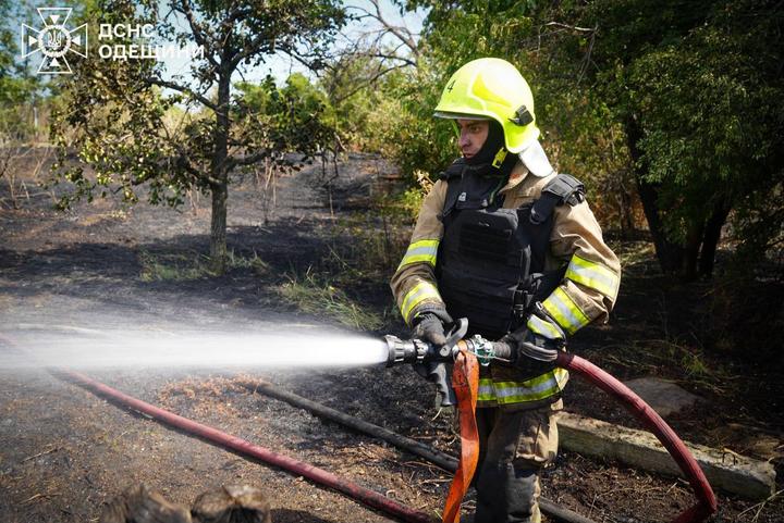 Рятувальники на місці ліквідації наслідків удару