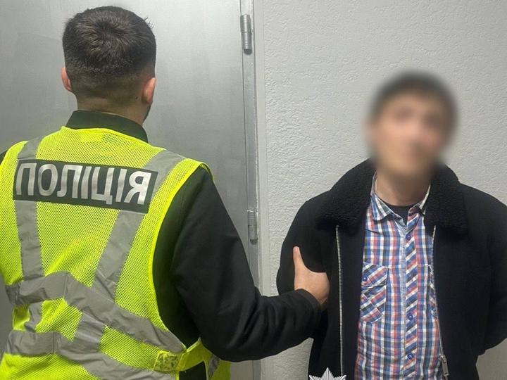 У Києві перед судом постане чоловік, якого обвинувачують у розбійному нападі на місцевого жителя