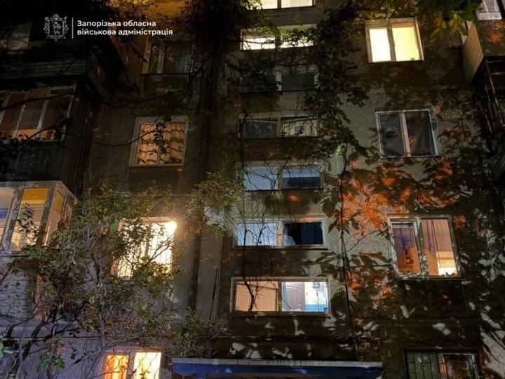 Росіяни атакували Запоріжжя: пошкоджений багатоквартирний будинок, є поранений