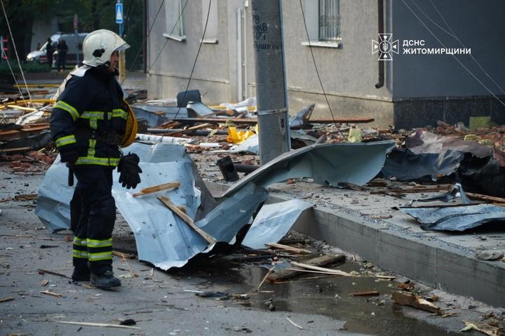 Російська атака на Житомир: 3 загиблих, 53 постраждалих, триває розбір завалів