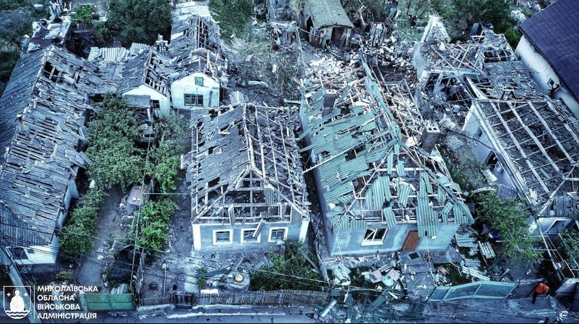 Унаслідок ворожого удару по Миколаєву загинула жінка, серед 7 постраждалих – двоє дітей