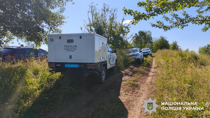 У Чернівецькій області шукають чоловіка, який поранив двох поліцейських під час слідчих дій