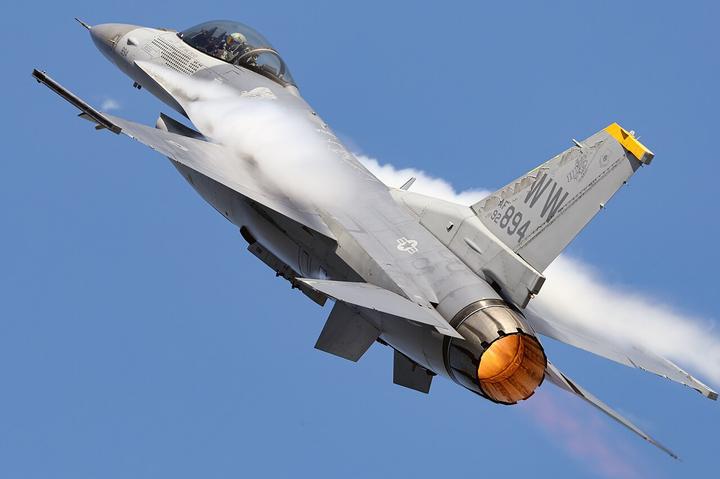 F-16 на форсажі