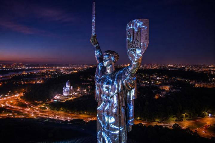 A light art installation was launched at “Motherland” to mark the 35th anniversary of Ukraine’s independence
