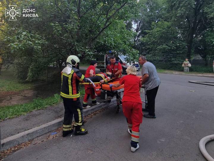 Київ Медики транспортують жінку