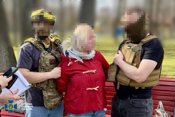 Коригувала удари в прямому ефірі: СБУ затримала агентку РФ, яка наводила на Харків нові реактивні «Герані»
