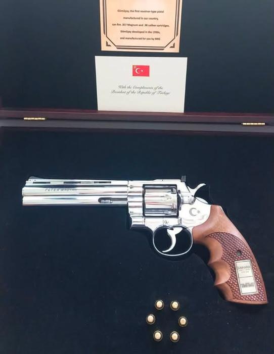 Пістолет Magnum з набоями