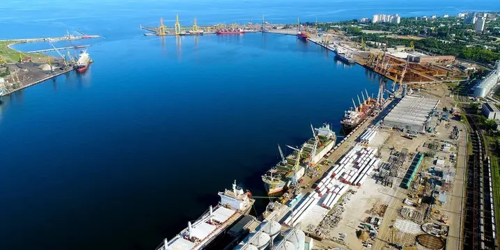 У порту Великої Одеси внаслідок обстрілу РФ пошкоджено іноземне цивільне судно