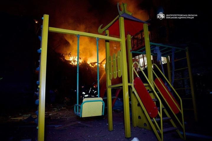 Горять житлові будинки: через атаку на Дніпро 30 людей постраждали, кількість загиблих зросла (фото)