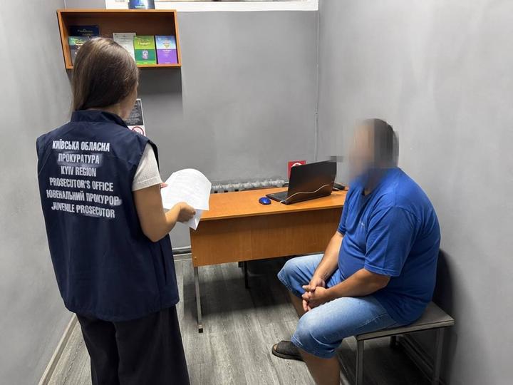 На Київщині вітчиму повідомили про підозру у зґвалтуванні 13-річної дівчини