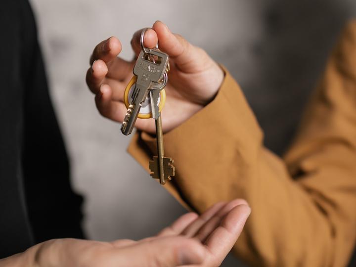 З Іспанії в Україну екстрадували держреєстратора, якого підозрюють у незаконному переоформленні квартири