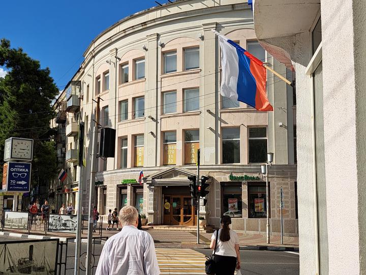 Банки Росії закривають відділення, а клієнти масово забирають гроші готівкою