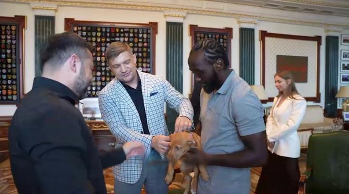 Теренс Кроуфорд відвідав Україну і подарував Зеленському цуценя на ім’я Фрея