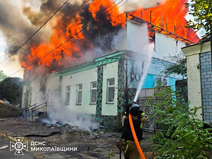 Росія завдала удару по Очакову на Миколаївщині: спалахнула велика пожежа