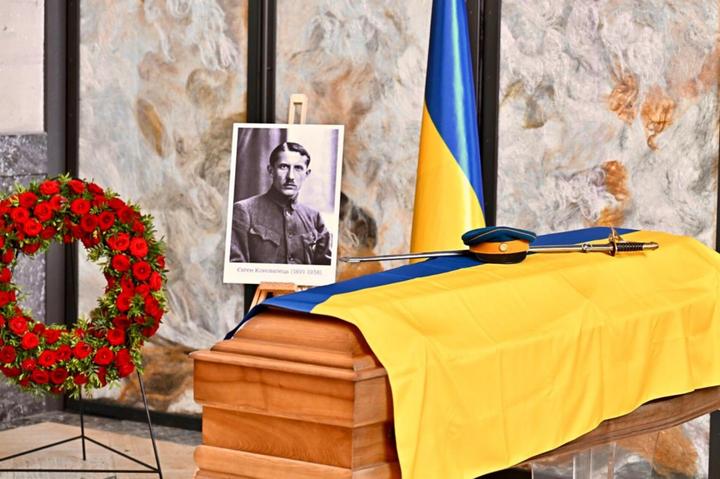 Останки Коновальця дослідять в Україні перед церемонією перепоховання, – Верещук