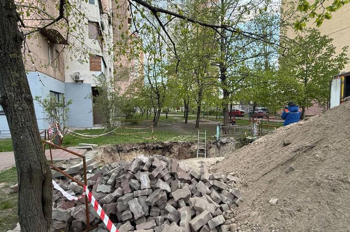 У Києві дівчина впала у неогороджену яму комунальників: поліція відкрила справу