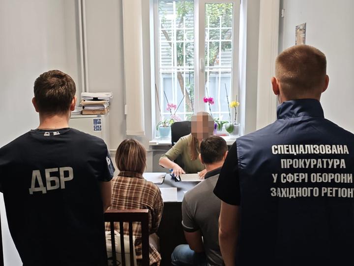 Два роки не служила, але отримала понад 1,5 млн грн: ДБР повідомило про підозру військовослужбовиці та екскомбату