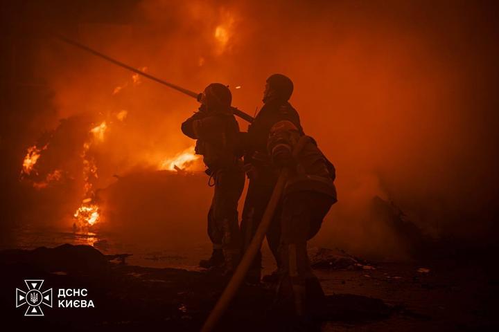 У Голосіївському районі Києва ліквідували пожежу після атаки РФ