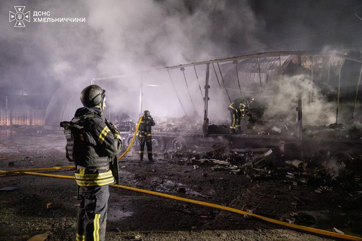 Росія протягом ночі двічі атакувала Хмельниччину: пошкоджено територію підприємства, є поранений