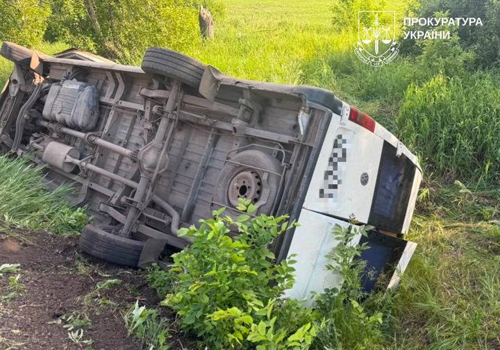 Перекинутий автомобіль