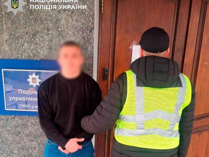 Молодика, який спробував зірвати фестиваль квір-кіно в Києві, притягнули до відповідальності