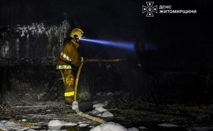 Унаслідок нічного обстрілу на Житомирщині пошкоджено підприємство, загорілися вантажні автомобілі