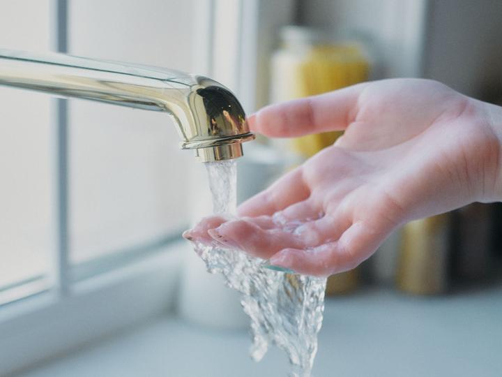 Вода тече з крану