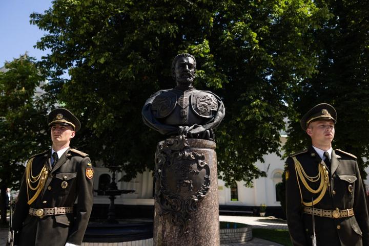 “Століттями Росія бруднила його ім’я”: Зеленський представив пам'ятник гетьману Мазепі в Києво-Печерській лаврі