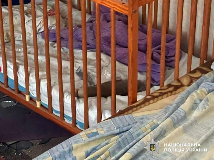 У Херсоні російський дрон влучив у приватний будинок, снаряд упав у дитяче ліжечко