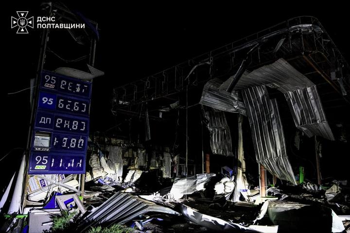 На Полтавщині виникли пожежі внаслідок російської атаки по АЗС та промисловому об’єкту