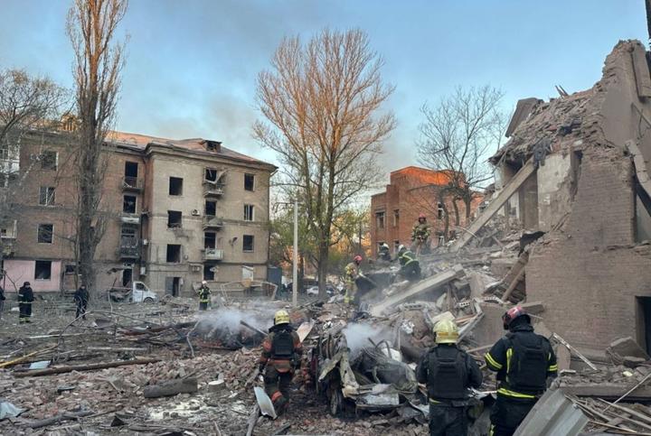 Масований удар по Дніпру 25 квітня: з-під завалів будинку дістали трьох загиблих (ФОТО)