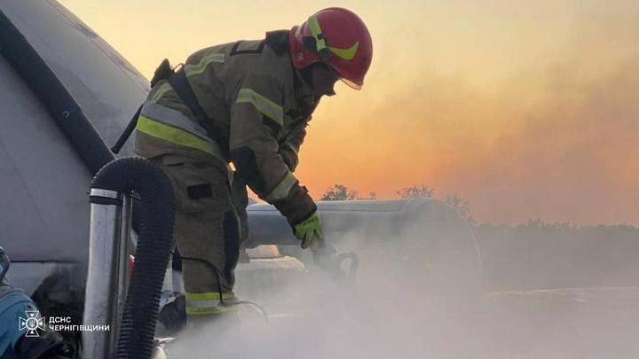 15 липня 2026 р. Рятувальник ліквідовує пожежу