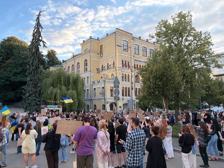 У Києві та інших містах тривають протести з вимогою повернути Федорова в Міноборони