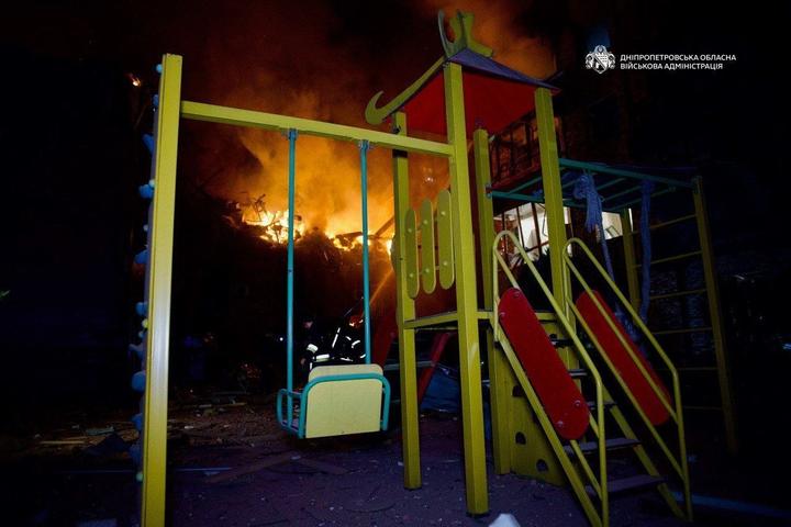 Горять житлові будинки: через атаку на Дніпро 30 людей постраждали, кількість загиблих зросла (фото)