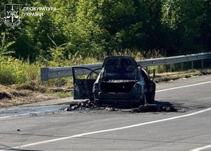 Пошкоджене авто внаслідок обстрілу Пошкоджене авто внаслідок обстрілу
