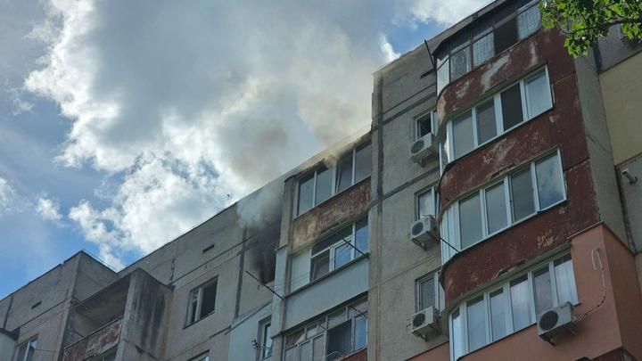 У Херсоні російський безпілотник влучив у багатоповерхівку: поранено чоловіка