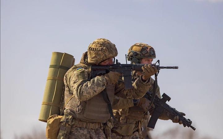 Ворог наступає на декількох напрямках одночасно: Трегубов розповів, де “найгарячіше”
