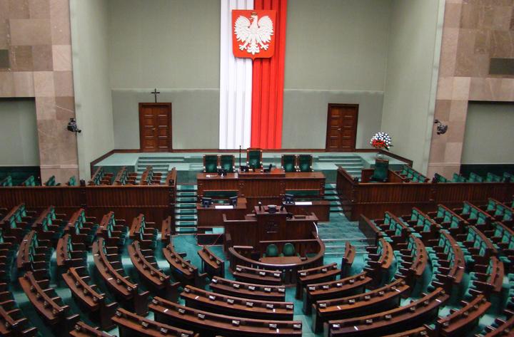 У Польщі зростають рейтинги антиукраїнських сил: опозиція різко втрачає підтримку