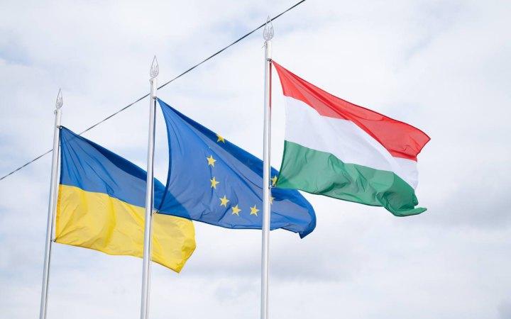Флагштоки з прапорами