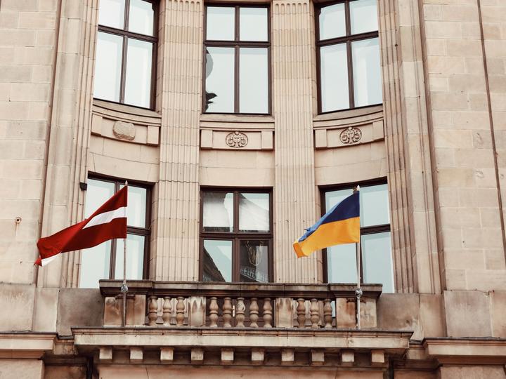 Прапори України та Латвії