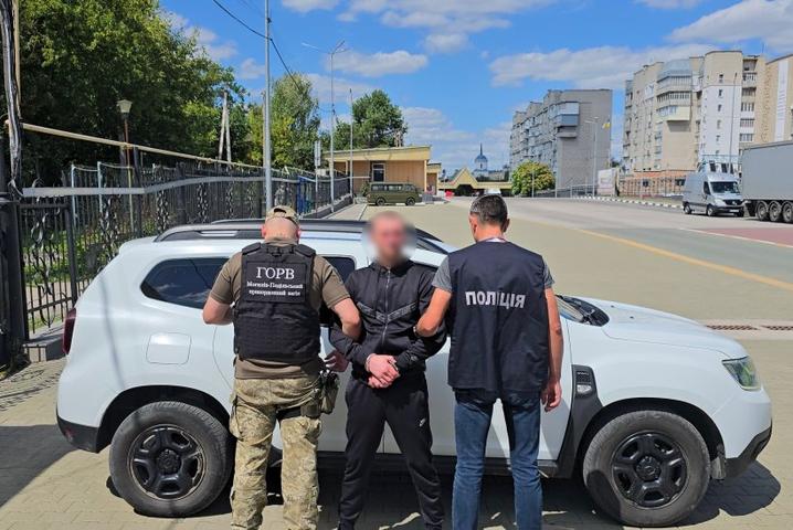 Молдова екстрадувала в Україну 30-річного організатора переправлення чоловіків через кордон