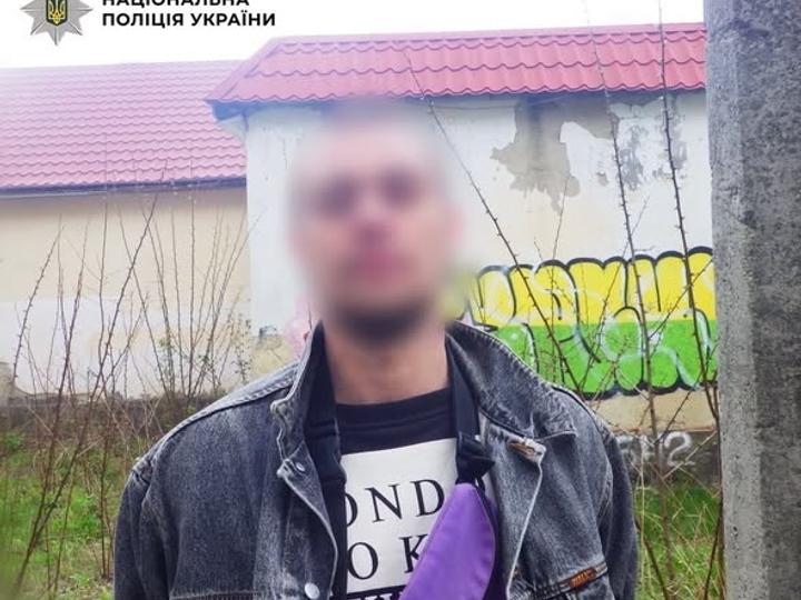 Націлював пістолет на перехожих – в одному з районів Києва поліція затримала правопорушника