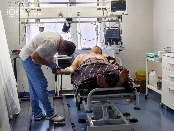 Повторна атака: у Запоріжжі російський дрон влучив по рятувальникам
