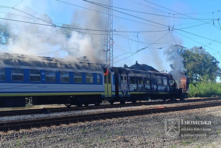 РФ завдала удару по поїзду неподалік Ізюма на Харківщині: виникла пожежа, є постраждалі